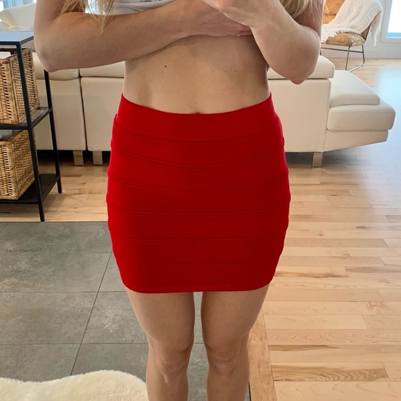 Red mini skirt - Picture 3 of 4